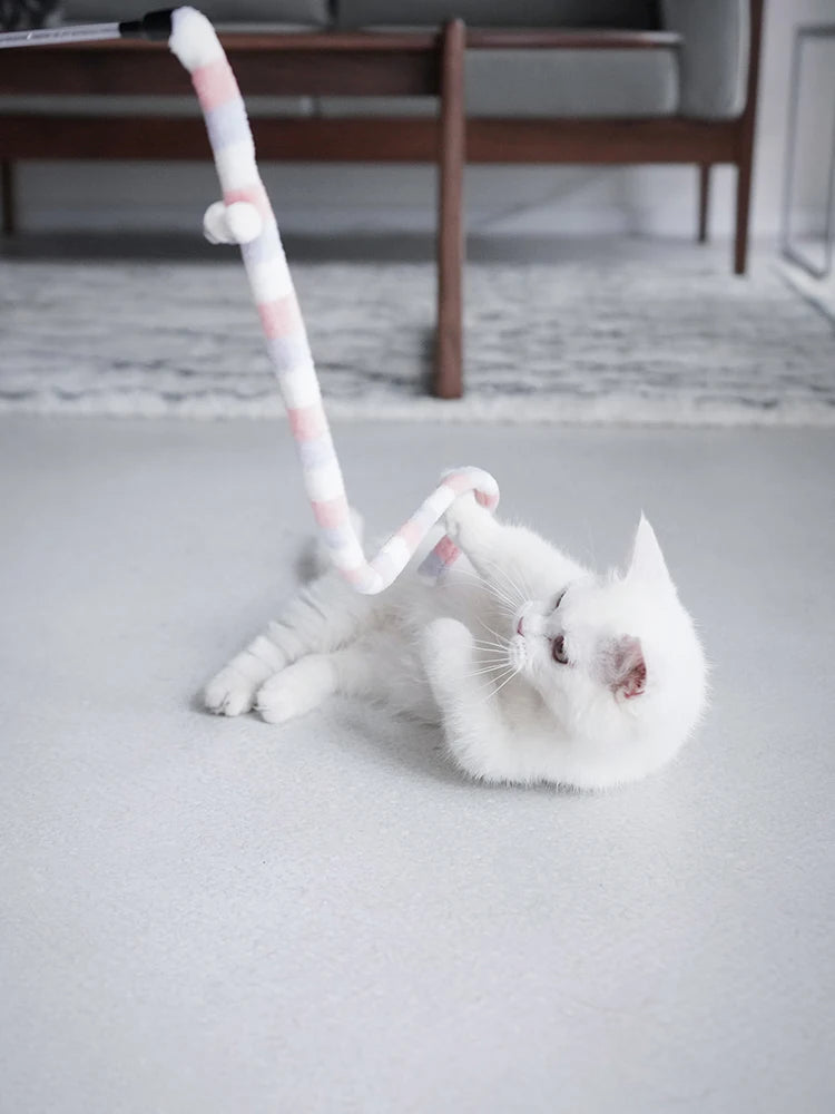 Katzenspielzeug CattaPillar Swing | Flanell-Raupe an 46 cm Stab | Beißfest & interaktiv | 60 cm Spiellänge