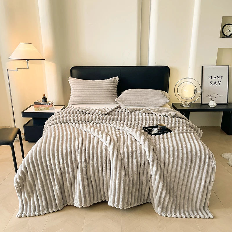 SpringLoom Kuscheldecke | Weiche Streifen-Decke für Sofa & Bett | Leicht & Warm für alle Jahreszeiten | Stilvolle Frühlingsdeko für Zuhause
