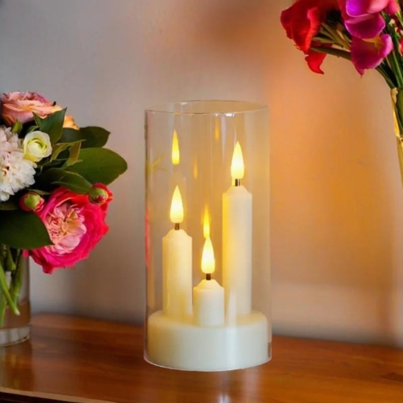 LumoAura LED Kerze mit 3 Dochten | Flackernde Flammenoptik im Glas | Batteriebetriebene, Flammenlose Kerze | Sicher & Realistisch | Warmweißes Licht