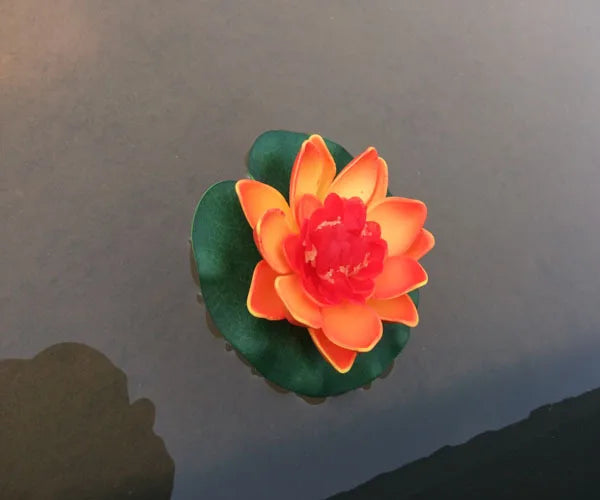 AquaLumea Schwimmende Seerosen Deko | 6er-Set | Realistische Teichblumen aus Schaumkunststoff | Für Garten, Pool & Innenbereich