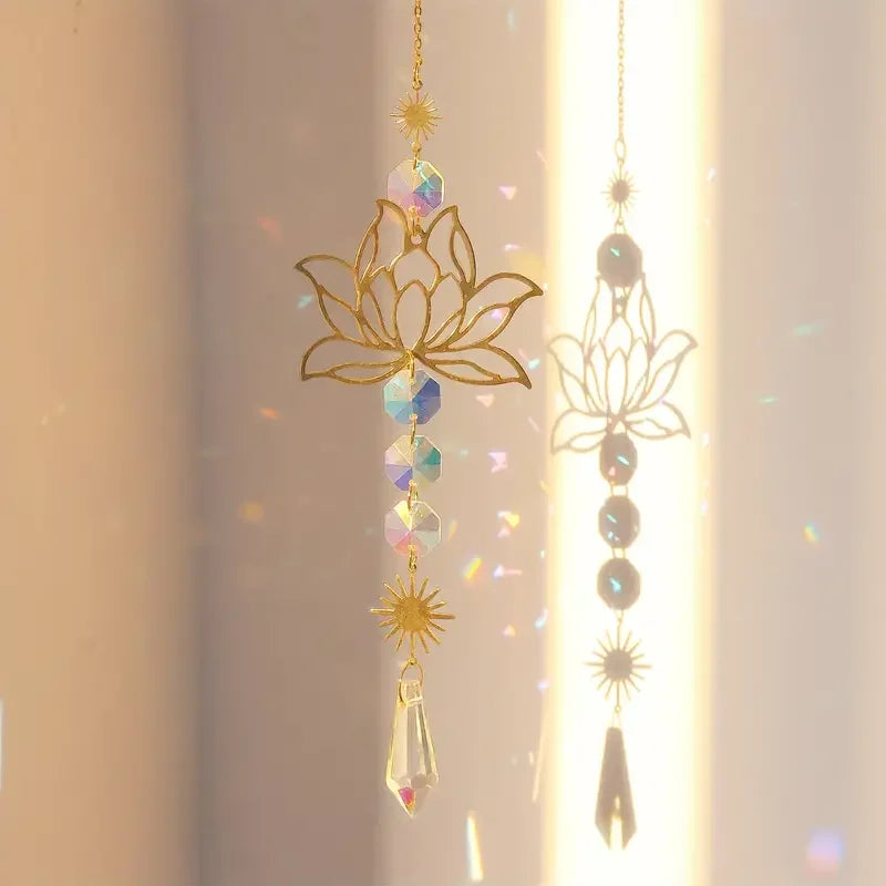 Solunara Kristall-Windspiel | Handgefertigter Lotus Suncatcher | Glas & Metall | Für Garten, Fenster & Balkon