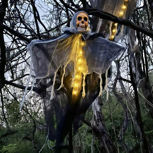 Halloween Deko GloomyGhost | Leuchtender Schädel-Geist | Hängende Figur mit LED | 57 × 80 cm