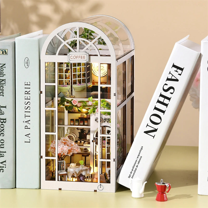 SoleCaffè DIY Book Nook | Miniatur-Kaffehaus 3D Holzbausatz | Mit LED-Beleuchtung | Kreatives Bücherregal-Diorama & Geschenkidee