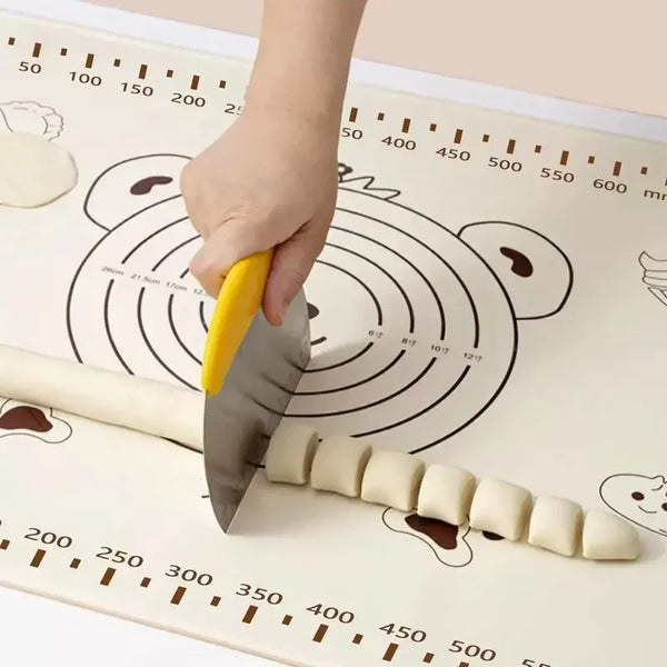 Bakiva Backunterlage aus Silikon 70×50 cm | Rutschfeste Teigmatte mit Maßskala | Antihaft-Knetmatte für Pizza, Gebäck & Plätzchenteig | Inkl. Teigschneider