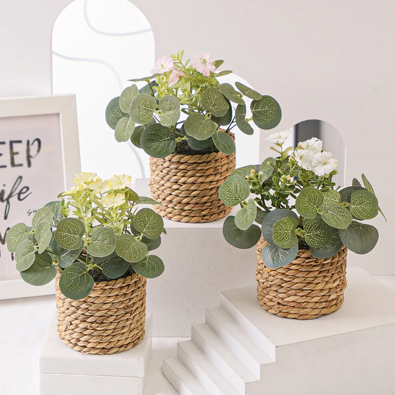 FloraNest Mini Kunstpflanze Eukalyptus mit Blüten | 11 cm | Im geflochtenen Korb | Hochwertige Deko aus PE-Material | Pflegeleichte Zimmerdekoration