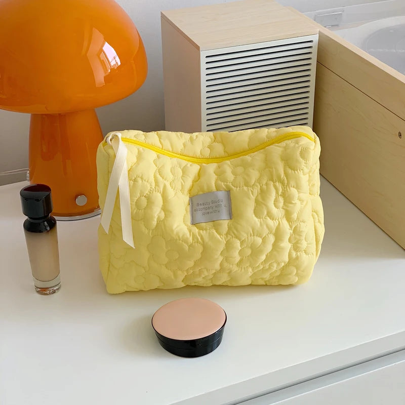 Blossura Gesteppte Kosmetiktasche aus Baumwolle | Make-up-Tasche mit Reißverschluss für Damen | Reise-Kulturbeutel mit Blumenmuster & Innenfächern