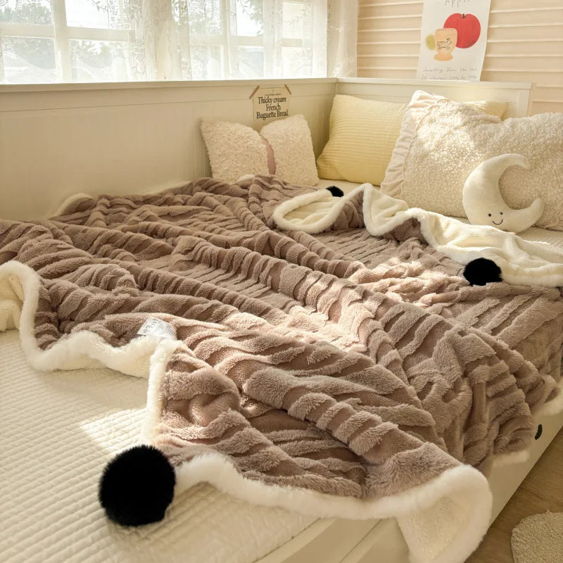 Lapinora Winterdecke | Winterdecke Jacquard | Hasenfell-Optik mit Bommel | Dick & Weich | Für Sofa, Büro & Schlafzimme