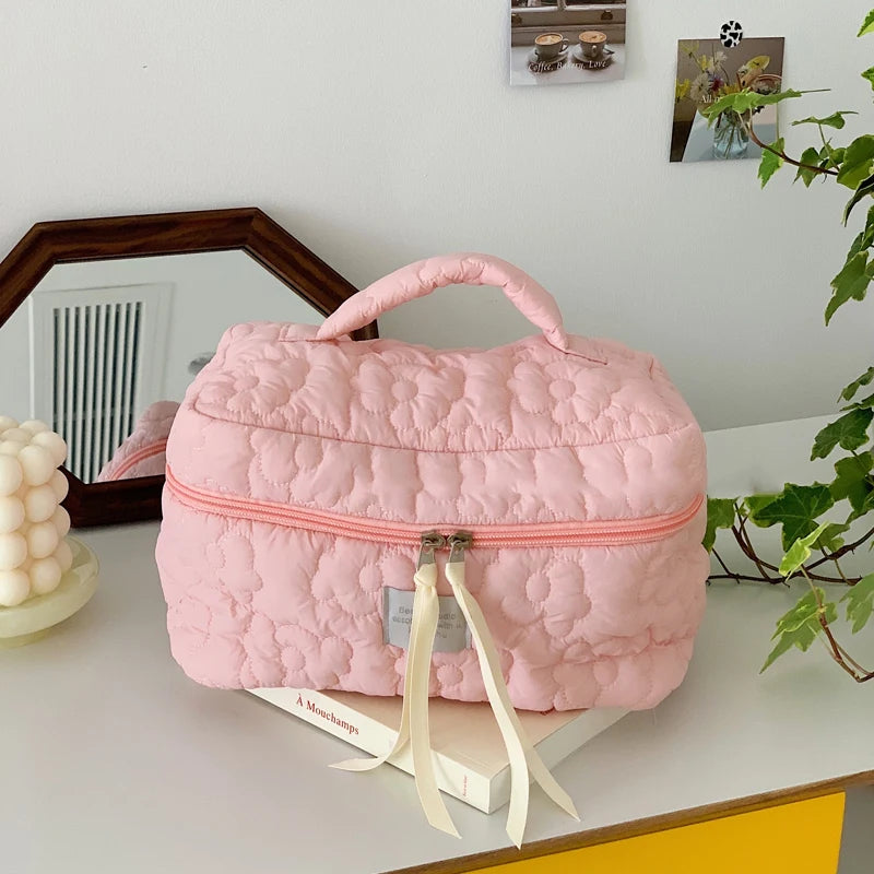 Blossura Gesteppte Kosmetiktasche aus Baumwolle | Make-up-Tasche mit Reißverschluss für Damen | Reise-Kulturbeutel mit Blumenmuster & Innenfächern