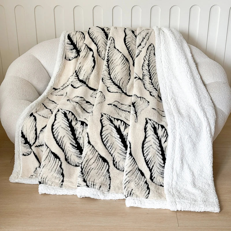 Kuscheldecke aus Lammfleece | Weiche Samtdecke mit Goldprägung | Warm & Stilvoll für Bett & Sofa | Velvienne