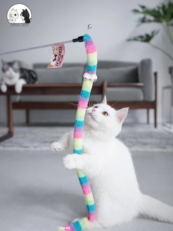 Katzenspielzeug CattaPillar Swing | Flanell-Raupe an 46 cm Stab | Beißfest & interaktiv | 60 cm Spiellänge