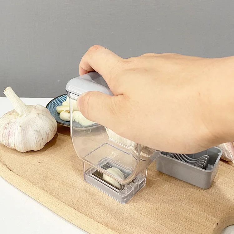 GARLICO Knoblauchpresse Handgerät | Manuelle Knoblauchreibe & Schäler | Edelstahl & ABS | Küchenhelfer für feines Zerkleinern