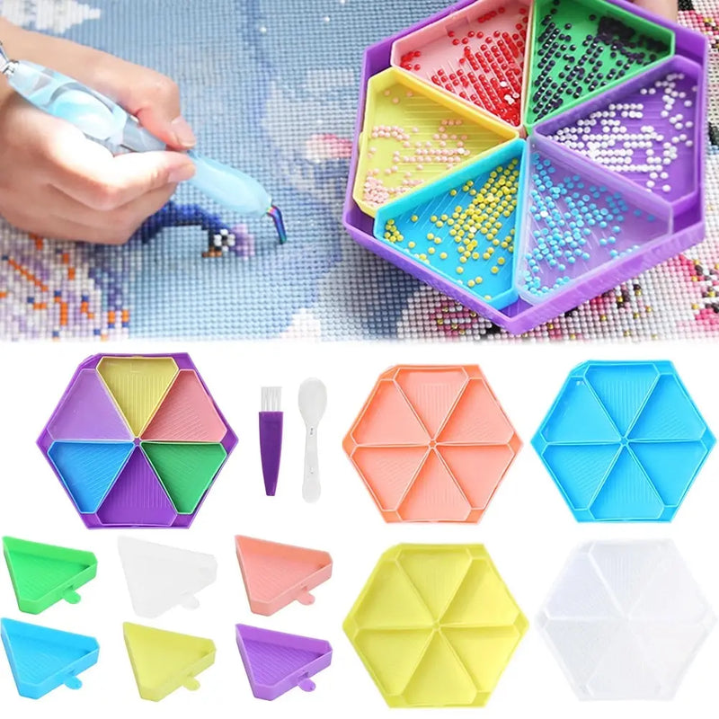 DiamantMeister 6-Fach Paletten-Set | Sechseckige Diamond-Painting-Schale | Organizer für Strass & Perlen | Inklusive Löffel & Bürste