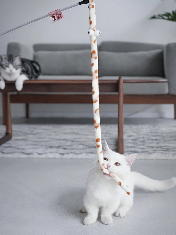 Katzenspielzeug CattaPillar Swing | Flanell-Raupe an 46 cm Stab | Beißfest & interaktiv | 60 cm Spiellänge
