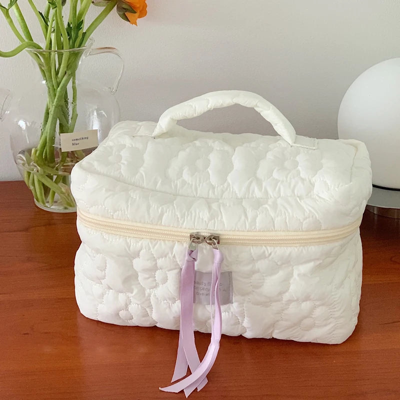 Blossura Gesteppte Kosmetiktasche aus Baumwolle | Make-up-Tasche mit Reißverschluss für Damen | Reise-Kulturbeutel mit Blumenmuster & Innenfächern