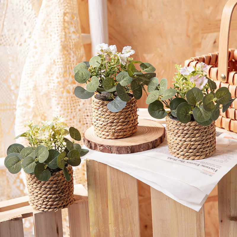 FloraNest Mini Kunstpflanze Eukalyptus mit Blüten | 11 cm | Im geflochtenen Korb | Hochwertige Deko aus PE-Material | Pflegeleichte Zimmerdekoration