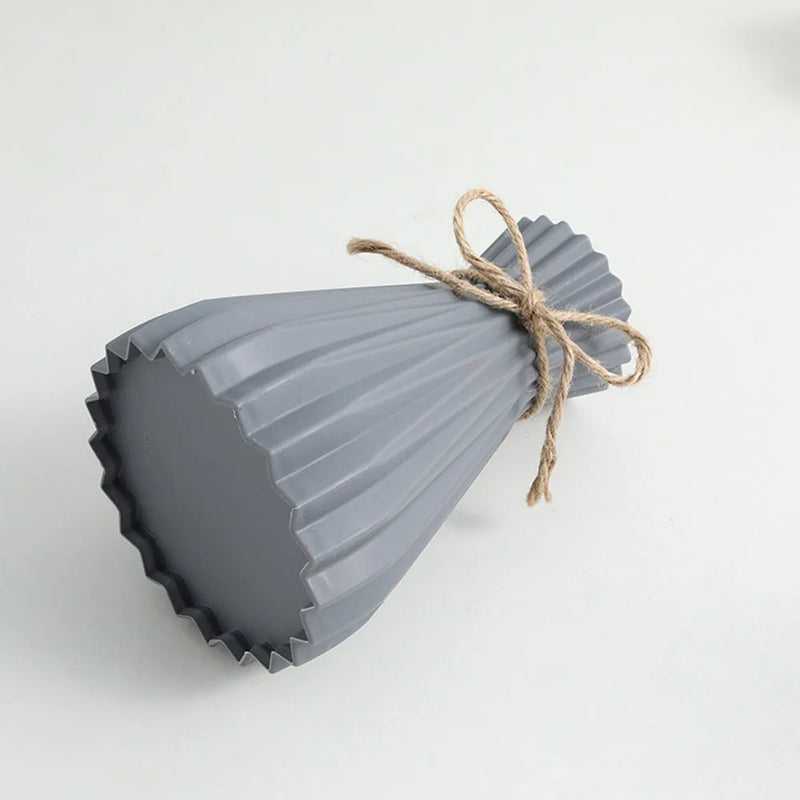 Modern Kunststoff Blumenvase | Kreatives Taillendesign | Leicht & Dekorativ | 12×17,5×7 cm