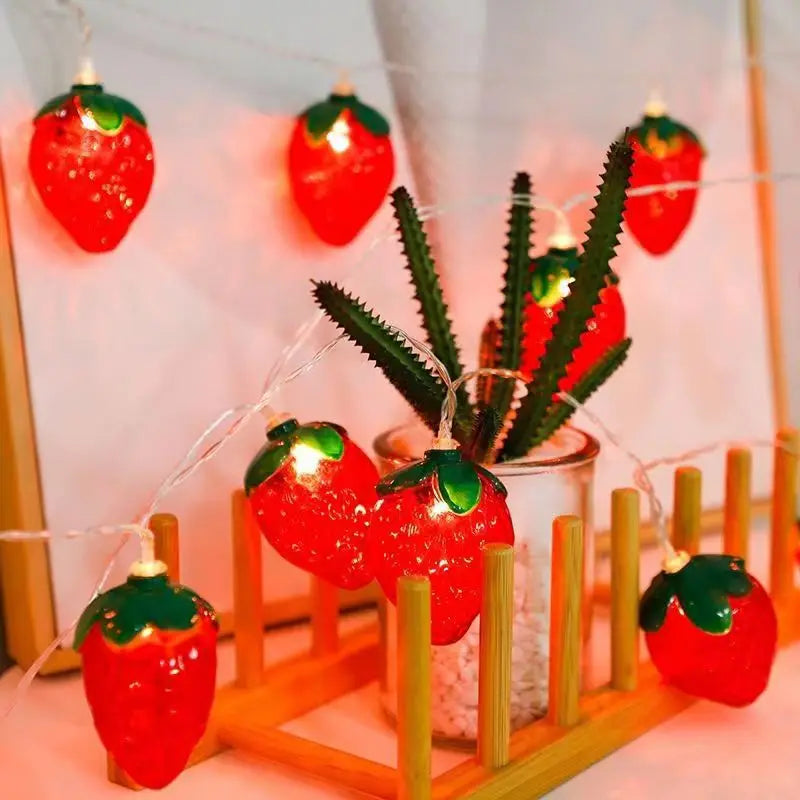 Erdbeer-Lichterkette BerryGlow | 2 Größen | LED-Deko-Lichter für Zuhause, Party & Feiertage | Warmweiß