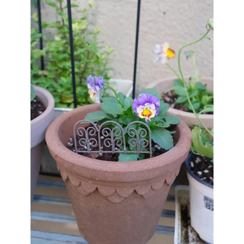 IronBloom | Retro Blumenhalter Schmiedeeisen | Antikes Zaun-Design | Balkon- & Gartendeko