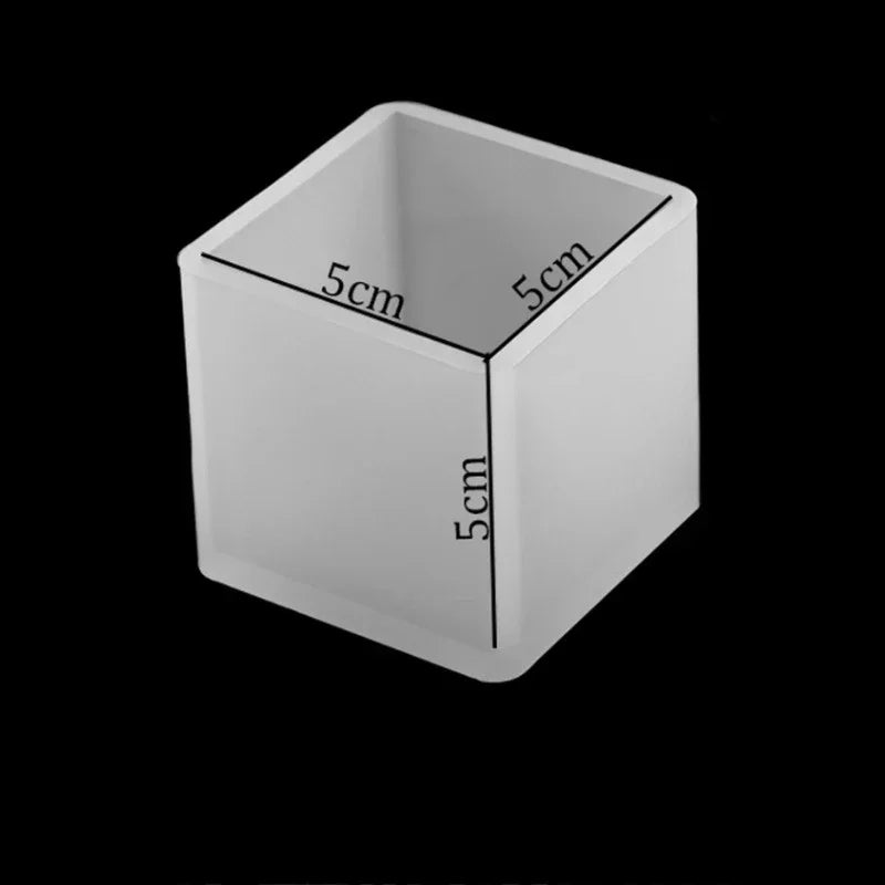 ResinCube Glow | Silikonform mit LED-Holzbasis | DIY Epoxidharz Lampe & Würfel-Dekor