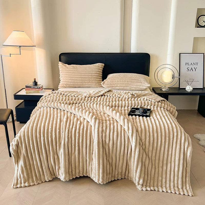 SpringLoom Kuscheldecke | Weiche Streifen-Decke für Sofa & Bett | Leicht & Warm für alle Jahreszeiten | Stilvolle Frühlingsdeko für Zuhause