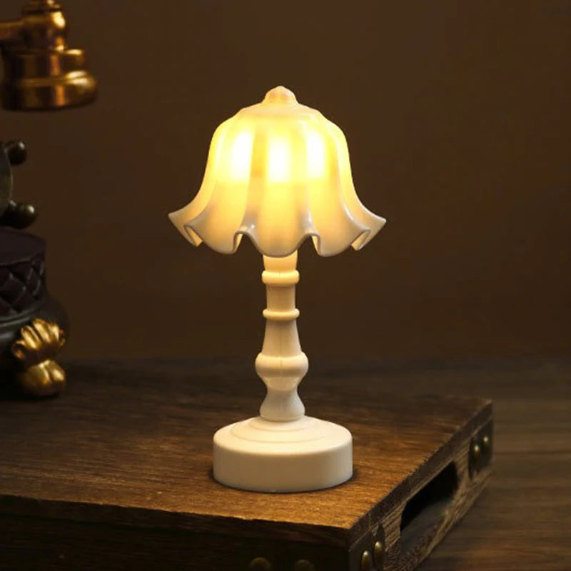 LumiBlom | Mini LED Blumen-Nachtlicht | Warmweiß | Batteriebetrieben | 6,5 × 13,5 cm | Kinderzimmer & Schlafzimmer Deko im nordischen Stil