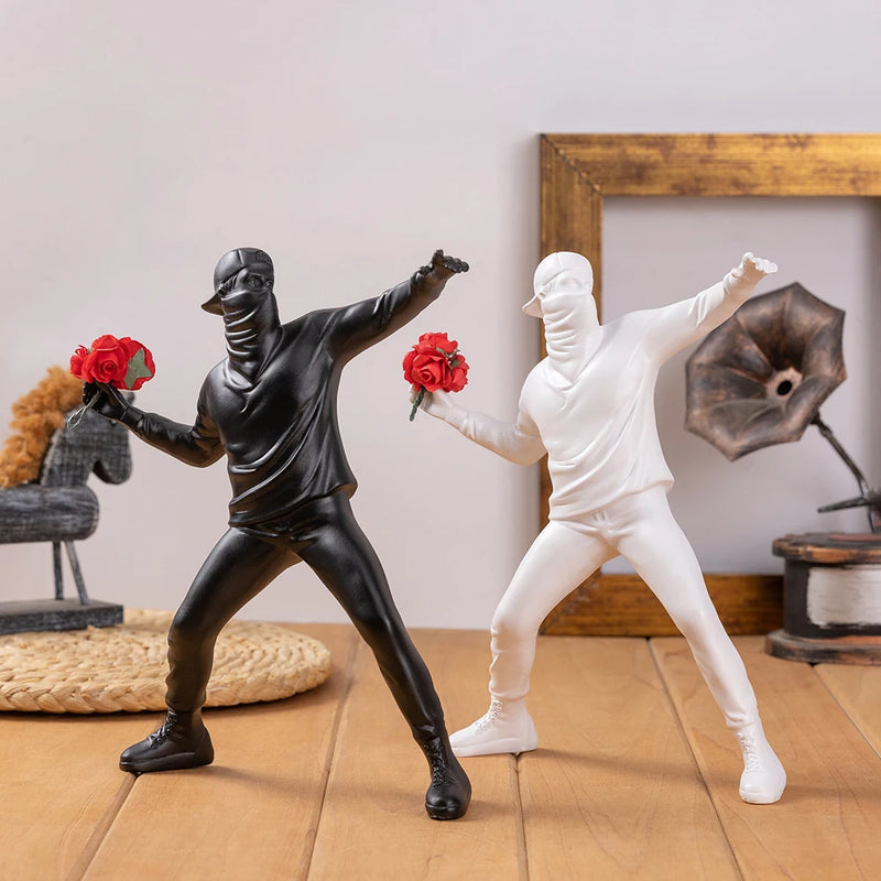 Artivora Flower Rebel | Moderne Skulptur „Flower Thrower“ – Dekorative Figur für Wohnzimmer, Büro & Bücherregal