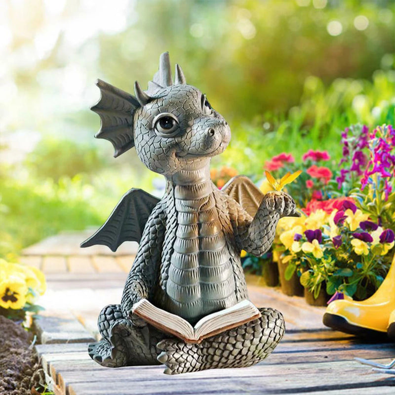 Drachenfigur mit Buch | Handbemalt & Wetterfest | Resin Skulptur | 9 × 7 × 10 cm
