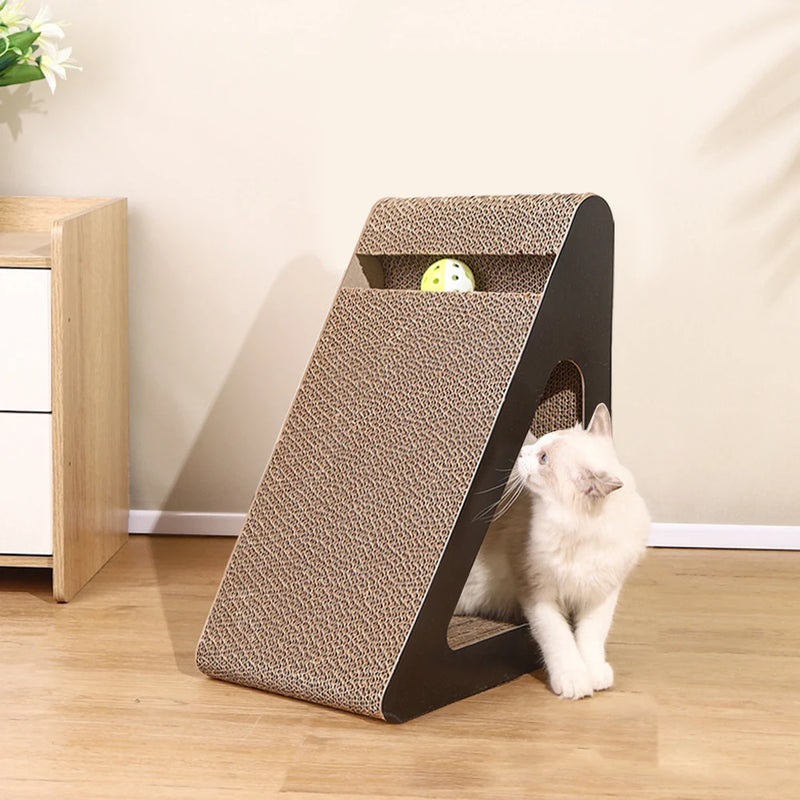Kratzecke KratziPlay | 2-in-1 Kratzbrett mit Spielball | Dreieck-Design & Platzsparend | Für Katzen jeden Alters