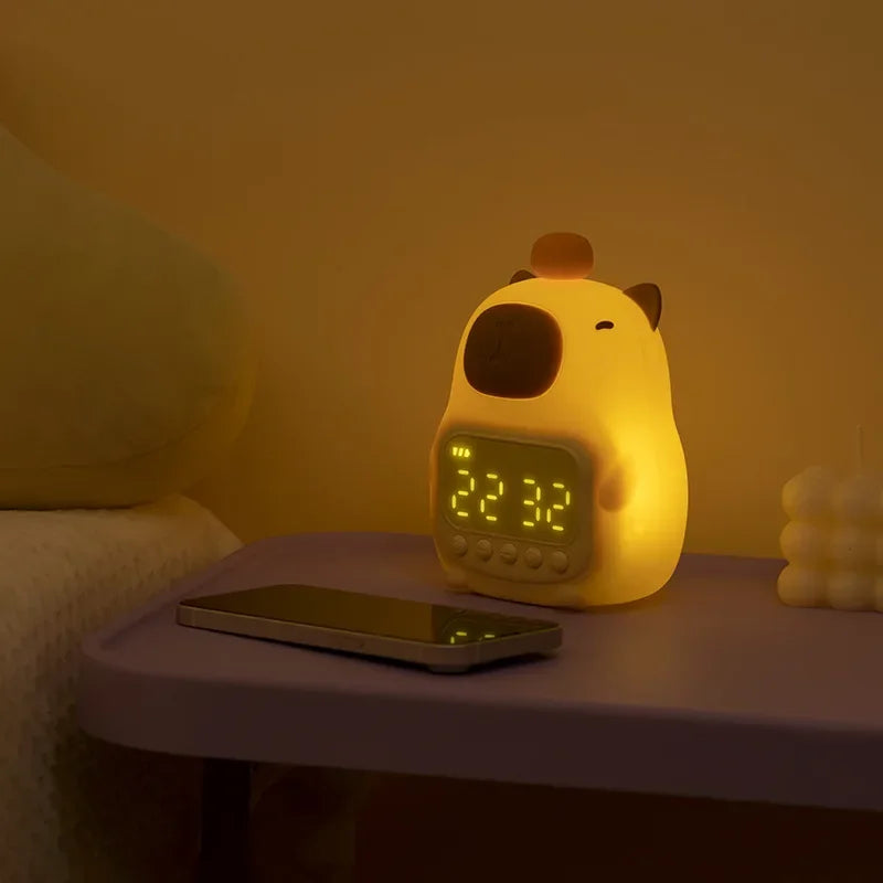 Wecker-Nachtlicht CappyGlow | Capybara-Design | USB-aufladbar 1200 mAh | Dual-Alarm & 30 Min. Auto-Off | Kinder & Schlafzimmer