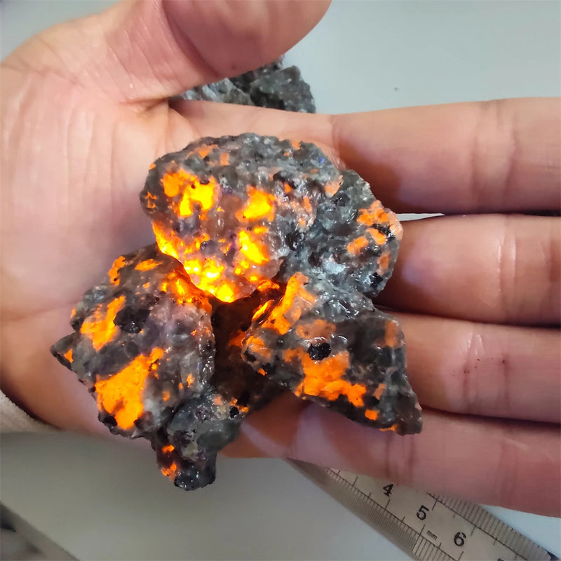 Flammenstein LumiFlare | Fluoreszierender Yooperlite Naturstein | UV-Leuchtkraft