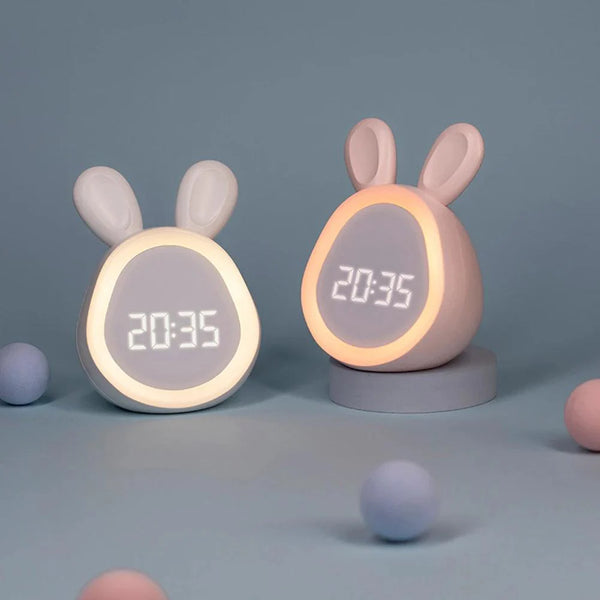 LumiHoppel Kinderwecker | LED Nachtlicht | Energiesparend & Süßes Hasen-Design | Weiß/Rosa | 8,8 x 7,3 x 11,2 cm
