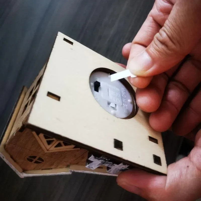 Lunawood | LED Holzhaus | Leuchtendes Mini-Weihnachtshaus | Handgefertigte Deko aus Holz | Warmweißes Licht für Weihnachten & Neujahr