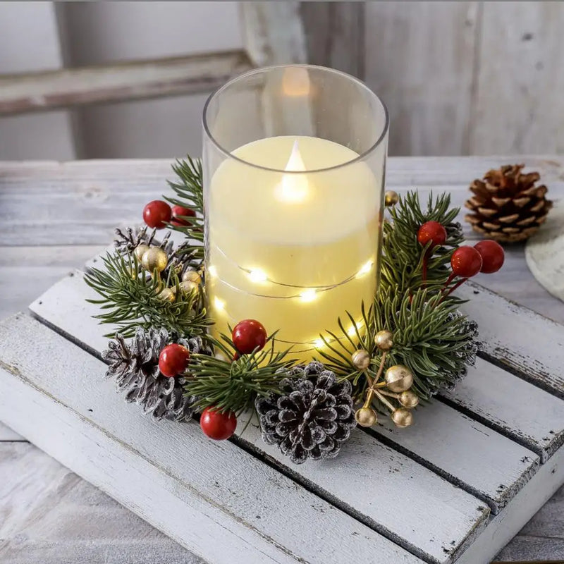 NordicPine Candle Ring | Weihnachts-Kerzenkranz mit Kiefernzapfen & Beeren | Rustikaler Tannennadelkranz | Festliche Tischdekoration