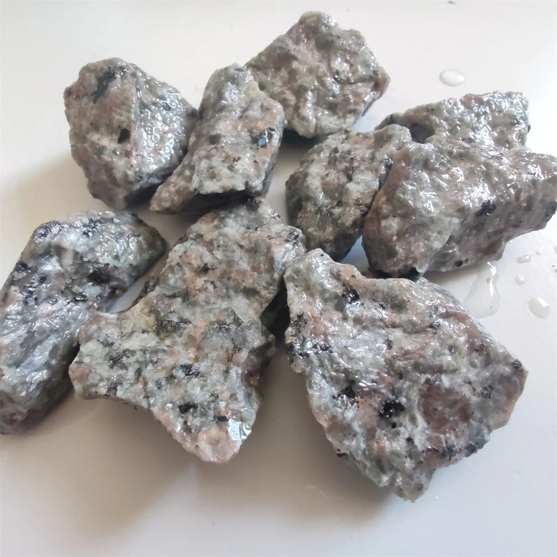 Flammenstein LumiFlare | Fluoreszierender Yooperlite Naturstein | UV-Leuchtkraft