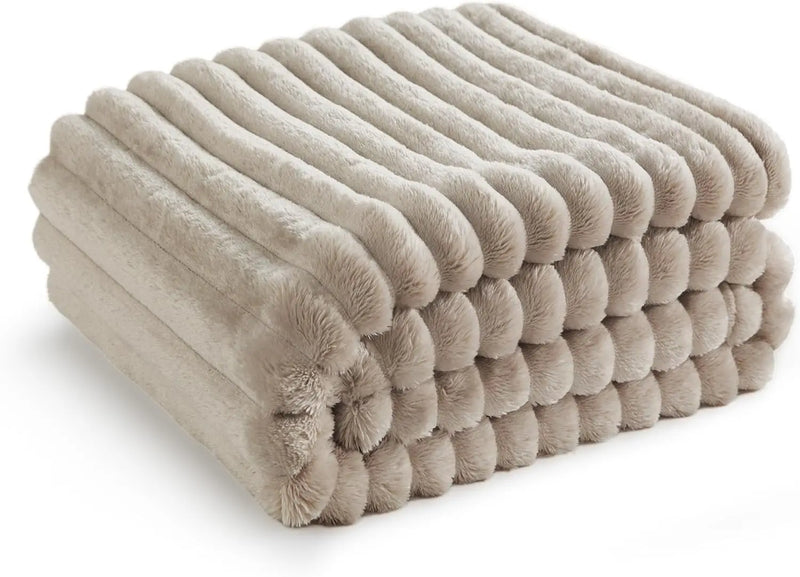 CozyLuxe | Flauschige Fleece-Decke | Weiß | Kuschelweich & Leicht | 150 × 200 cm