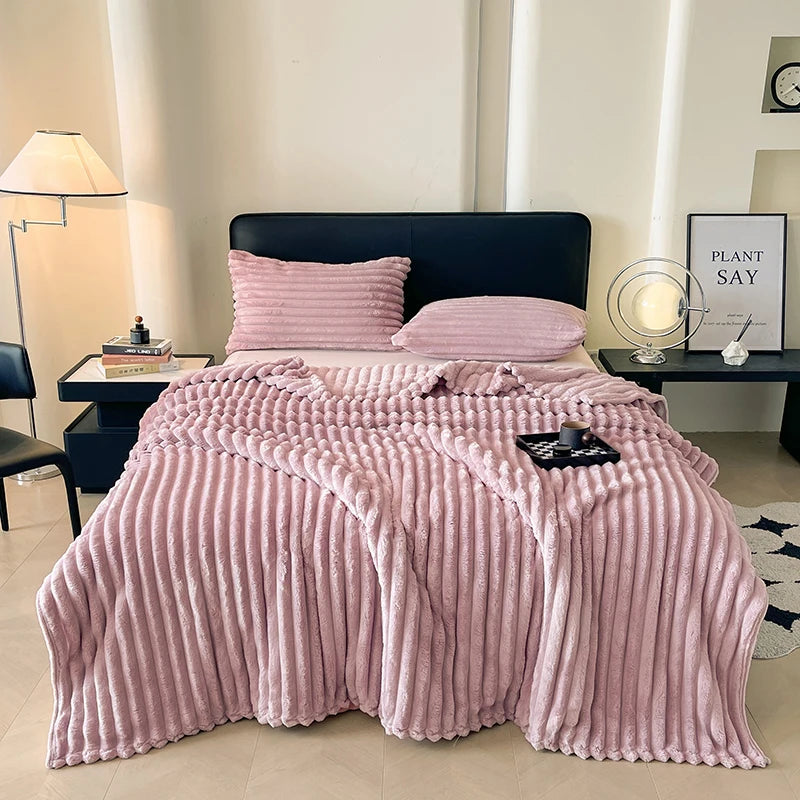 SpringLoom Kuscheldecke | Weiche Streifen-Decke für Sofa & Bett | Leicht & Warm für alle Jahreszeiten | Stilvolle Frühlingsdeko für Zuhause