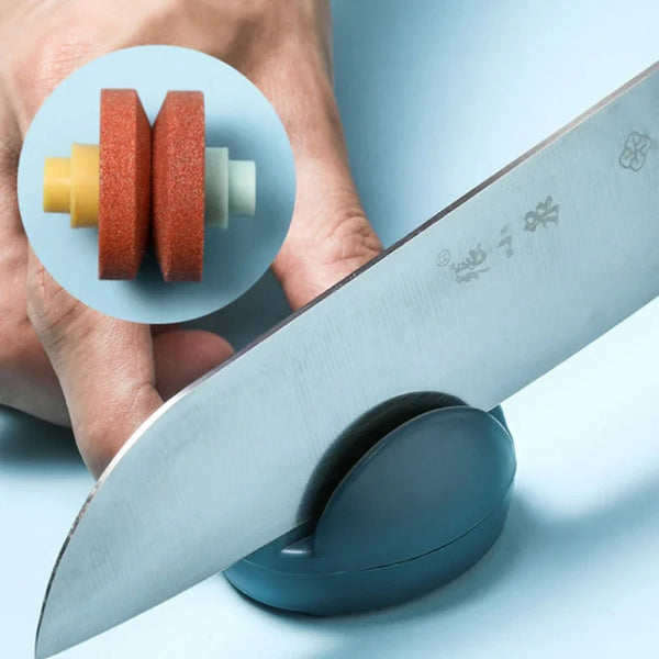 SliceMate Messerschärfer Kompakt | Handlicher Wetzstein für Küchenmesser & Scheren | Rutschfest | 5,5 × 4,5 cm