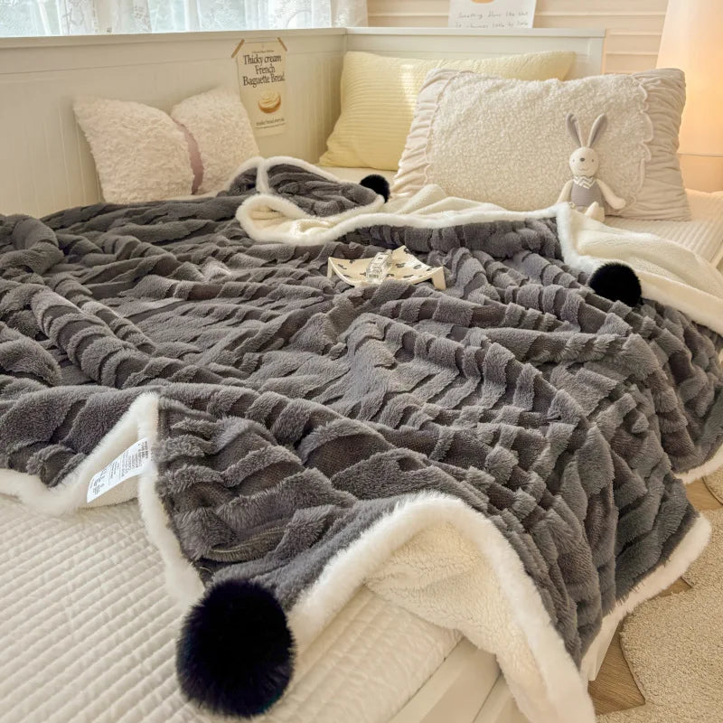 Lapinora Winterdecke | Winterdecke Jacquard | Hasenfell-Optik mit Bommel | Dick & Weich | Für Sofa, Büro & Schlafzimme