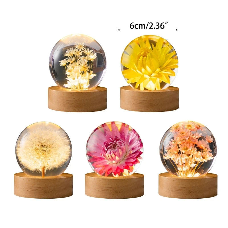 Kristallkugel Lampe | Mit Blumenmuster | Warmes Stimmungslicht & Deko | Resin & Holz | 6 cm