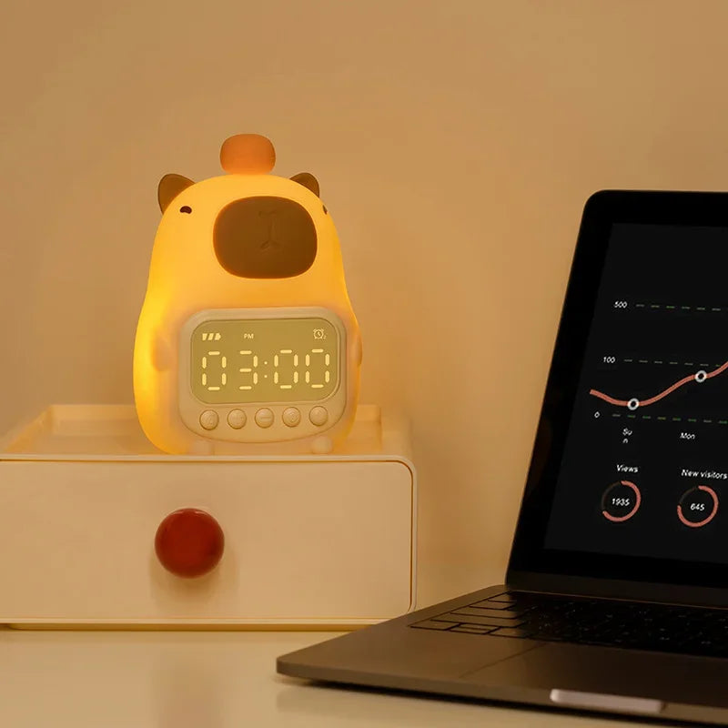 Wecker-Nachtlicht CappyGlow | Capybara-Design | USB-aufladbar 1200 mAh | Dual-Alarm & 30 Min. Auto-Off | Kinder & Schlafzimmer