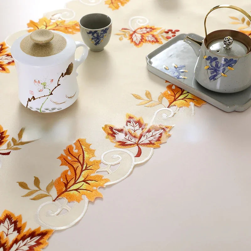 Herbst Tischläufer Aurelia Leaves | 38 x 170 cm | Stickerei & Hohlsaum | Ahornblatt-Design