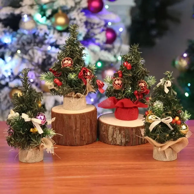 EverJoy | Mini Weihnachtsbaum Tischdekoration | Künstlicher Tannenbaum mit Stofffuß | 20 cm