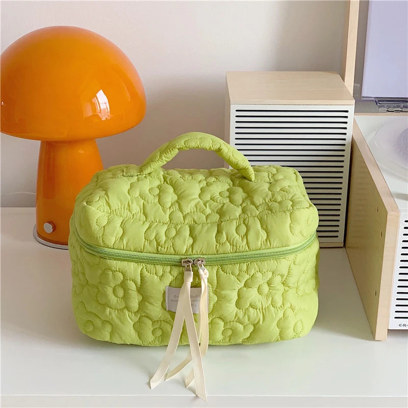 Blossura Gesteppte Kosmetiktasche aus Baumwolle | Make-up-Tasche mit Reißverschluss für Damen | Reise-Kulturbeutel mit Blumenmuster & Innenfächern