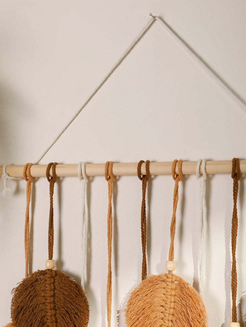 Liora Makramee Wandbehang | Boho Deko mit Blättern & Quasten | Handgefertigte Wandkunst | Für Wohnzimmer & Hochzeit