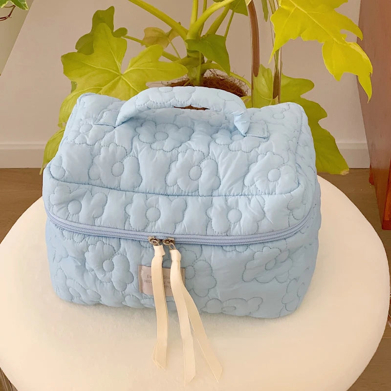 Blossura Gesteppte Kosmetiktasche aus Baumwolle | Make-up-Tasche mit Reißverschluss für Damen | Reise-Kulturbeutel mit Blumenmuster & Innenfächern