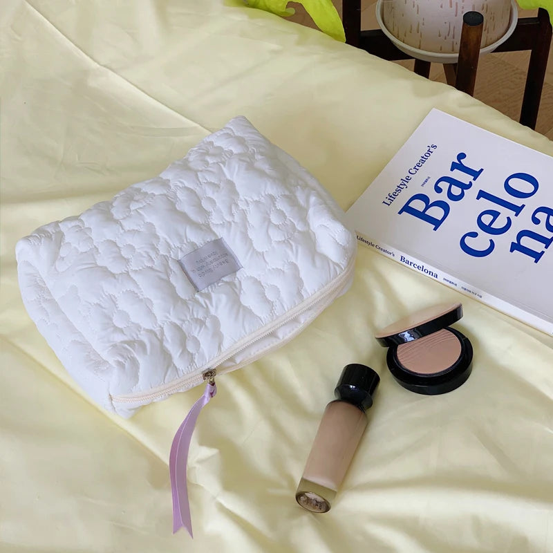Blossura Gesteppte Kosmetiktasche aus Baumwolle | Make-up-Tasche mit Reißverschluss für Damen | Reise-Kulturbeutel mit Blumenmuster & Innenfächern
