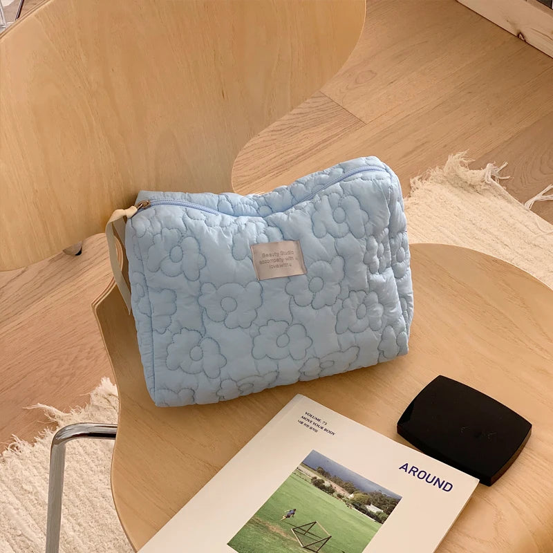 Blossura Gesteppte Kosmetiktasche aus Baumwolle | Make-up-Tasche mit Reißverschluss für Damen | Reise-Kulturbeutel mit Blumenmuster & Innenfächern