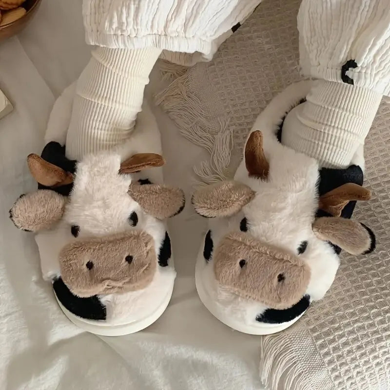PlushCow | Plüsch-Hausschuhe | Lustiges Kuhdesign | Warm & Bequem für Herbst & Winter