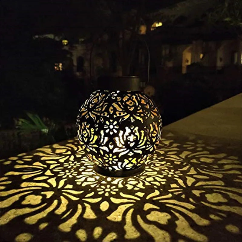 Solivanta Lichtkunst Solar Garten-Hängelaterne | Eisenkunst mit Projektionseffekt | Wasserdicht | Für Baum, Balkon & Terrasse