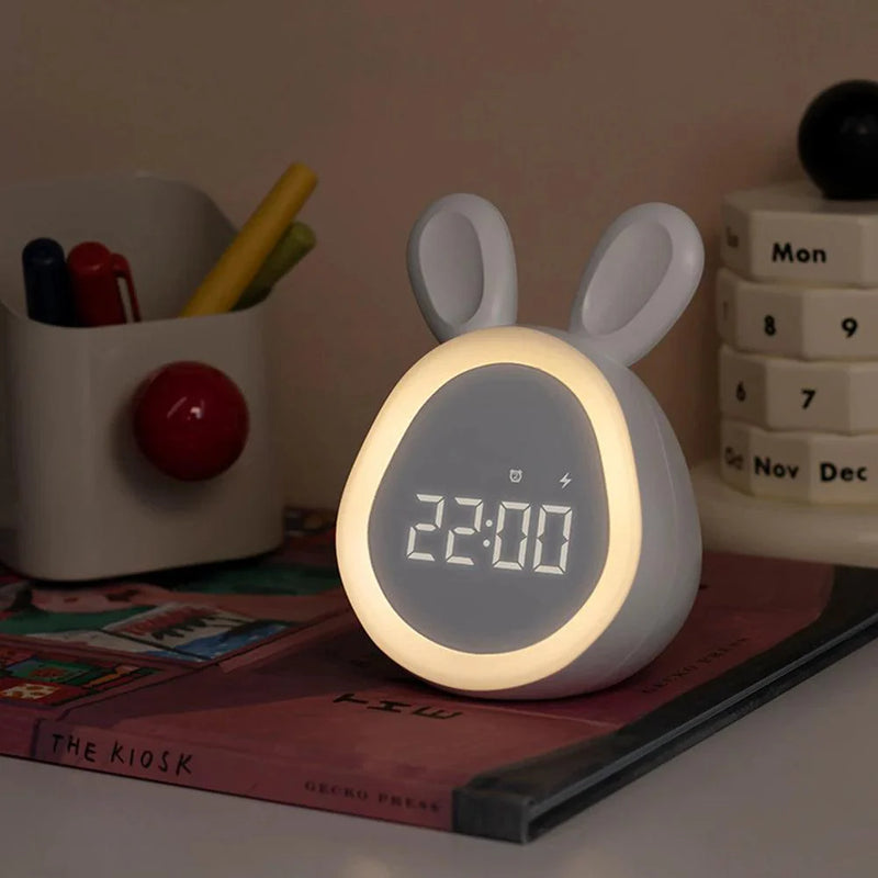 LumiHoppel Kinderwecker | LED Nachtlicht | Energiesparend & Süßes Hasen-Design | Weiß/Rosa | 8,8 x 7,3 x 11,2 cm